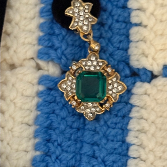 Kenneth Jay Lane Gold and Emerald Green Earrings - Picture 11 of 16